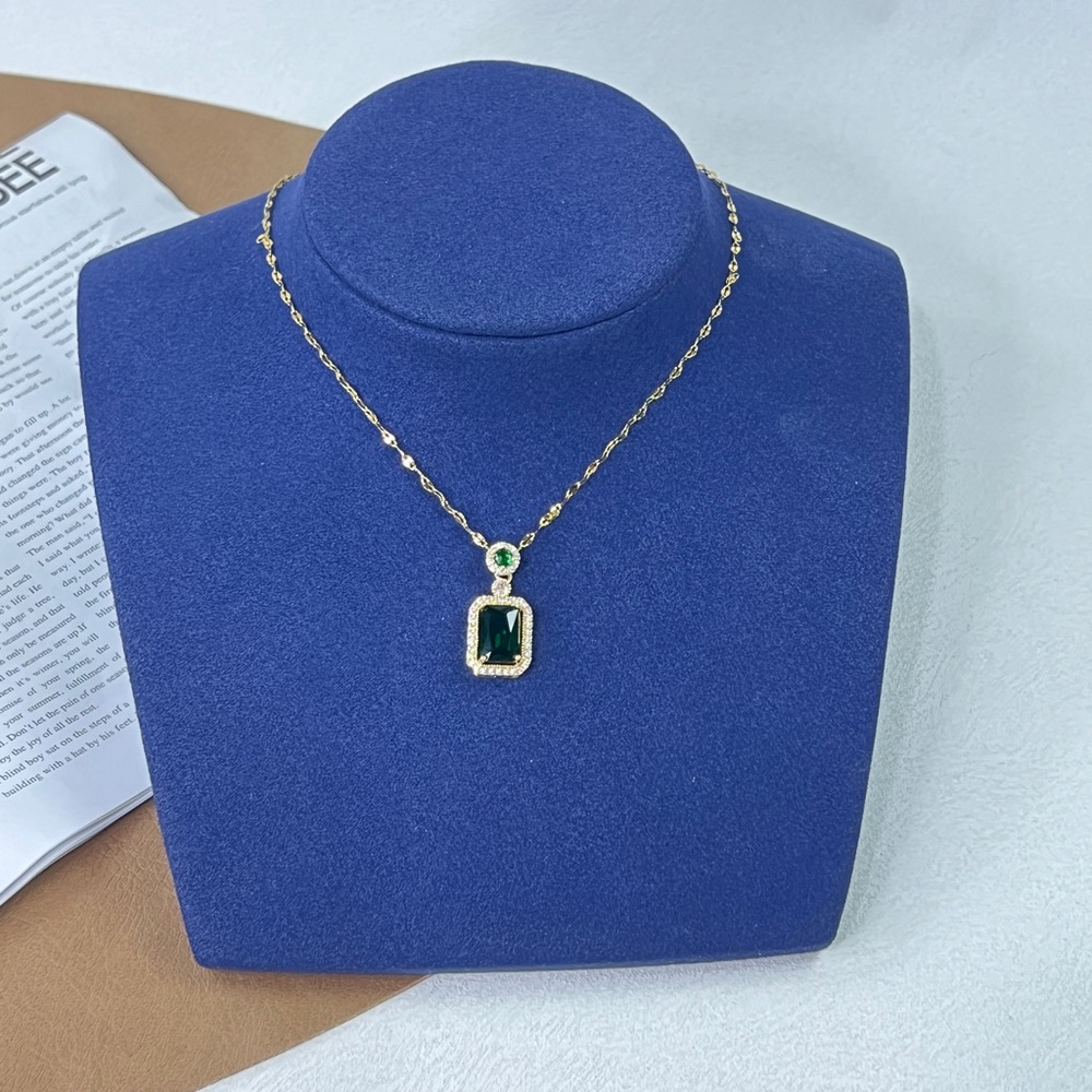 Elegant Gold and Green Pendant Necklace